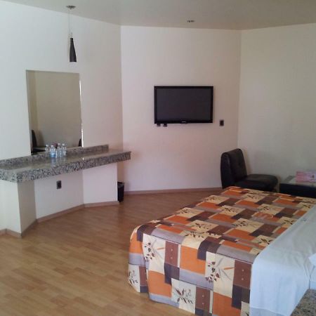 Motel Paraiso Suites เกเรตาโร ภายนอก รูปภาพ