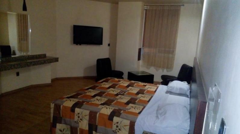 Motel Paraiso Suites เกเรตาโร ภายนอก รูปภาพ